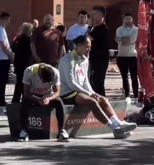 HTH Sports-难过萨拉赫、范迪克在安菲尔德球场外缅怀若塔兄弟