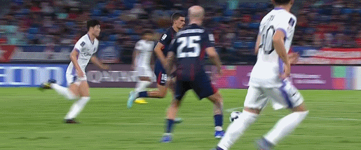 体育赛事-半场：柔佛新山0-0广岛三箭，金朱晟染红，双方共3次中框